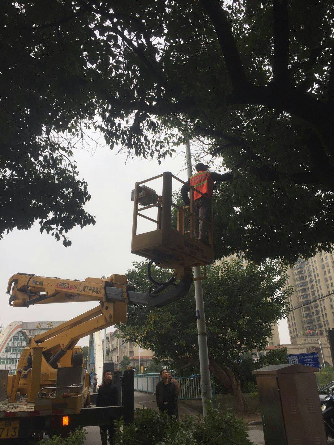 近日，我公司根据南陵县市政c7官网手机登录入口所通知，组织安排人员车辆协助市政c7官网手机登录入口所路灯科修剪陵阳路两侧遮挡路灯照明的树枝。此项工作持续了三天，消除了因路灯光照不足带来的夜间通行安全隐患问题，受到沿线居民一致好评。